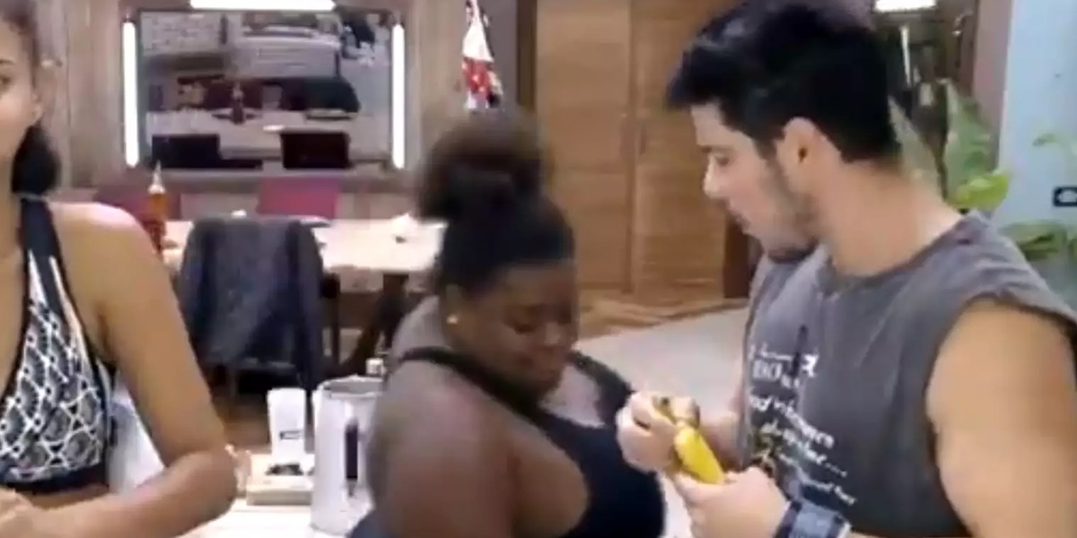 Jojo Todynho "pegando" na mandioca de JP Gadêlha (Foto: Reprodução)