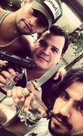 Foto de Mariano com armas e bebidas causou polêmica antes de entrada do sertanejo em A Fazenda 12 (Foto: Reprodução)