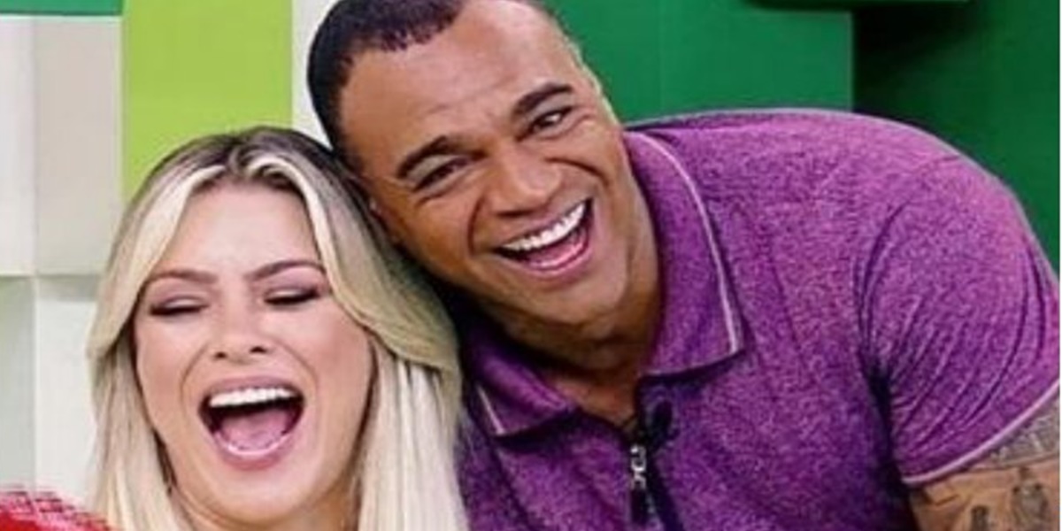 Renata Fan e Denilson vivem intimidade nos bastidores da Band (Foto: Reprodução)