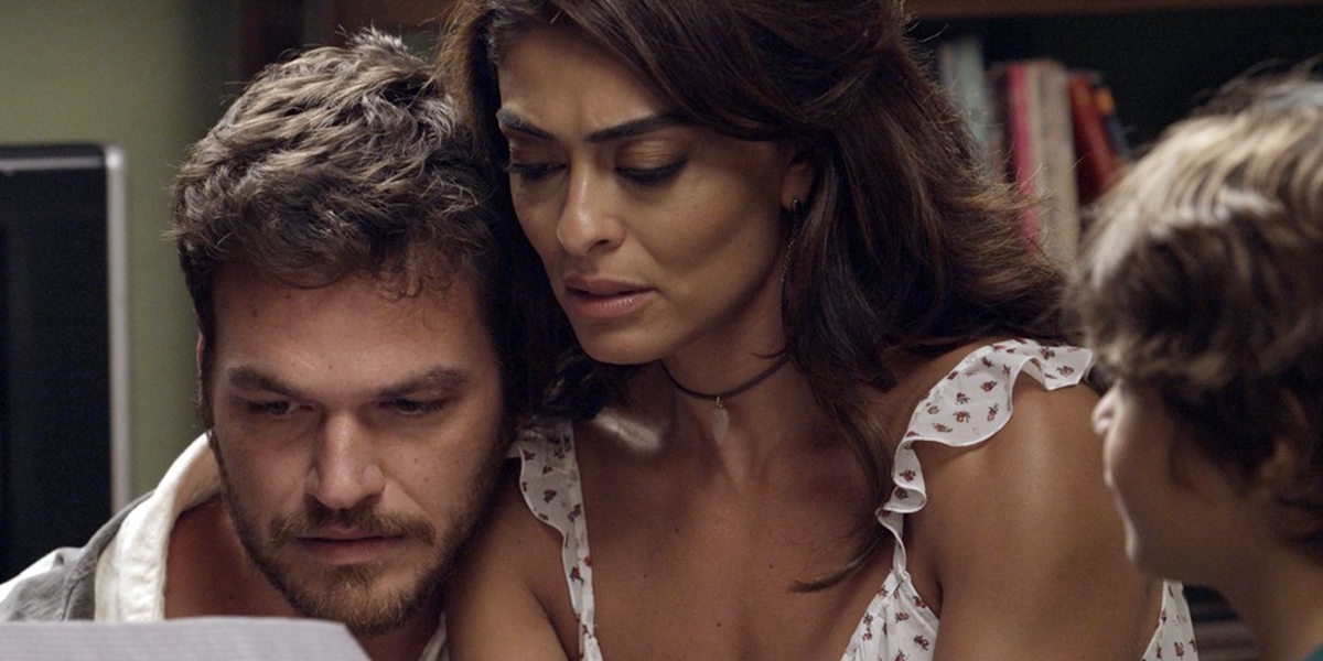 Bibi (Juliana Paes) e Rubinho (Emílio Dantas) se desesperam ao ficar no olho da rua em A Força do Querer (Foto: Reprodução/Globo)