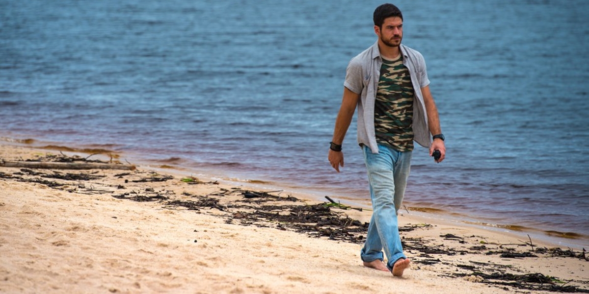 Zeca (Marco Pigossi) vai atrás da namorada no rio em A Força do Querer (Foto: Estevam Avellar/Globo)