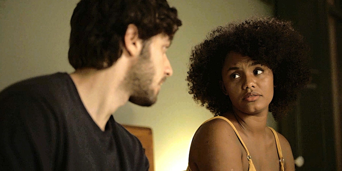 Danilo (Chay Suede) e Camila (Jéssica Ellen) terão relação abalada em Amor de Mãe (Foto: Reprodução/Globo)