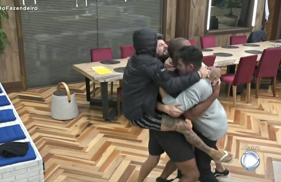 Rodrigo é o novo fazendeiro de A Fazenda e recebeu os cumprimentos de seus amigos na casa do reality show da Record TV (Foto: Reprodução/ Record)