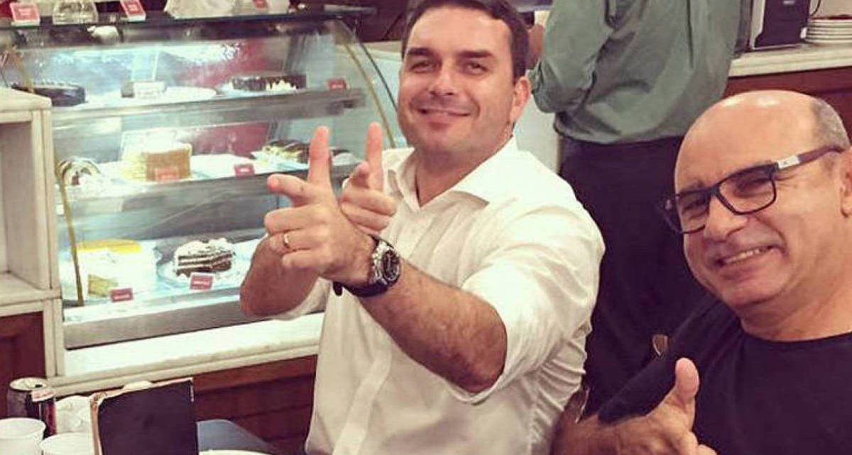 Flávio Bolsonaro ao lado de Fabrício Queiroz; os dois são investigados pelo MP-RJ em escândalo que atinge a família do presidente (Reprodução)