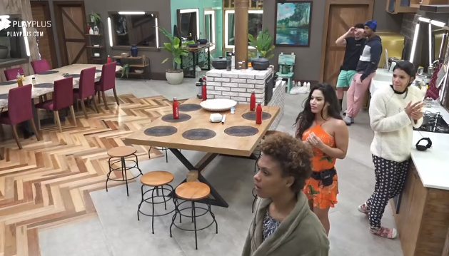 Peões ficam em choque com nova punição em plena madrugada no reality show (Foto: Reprodução/ Record)