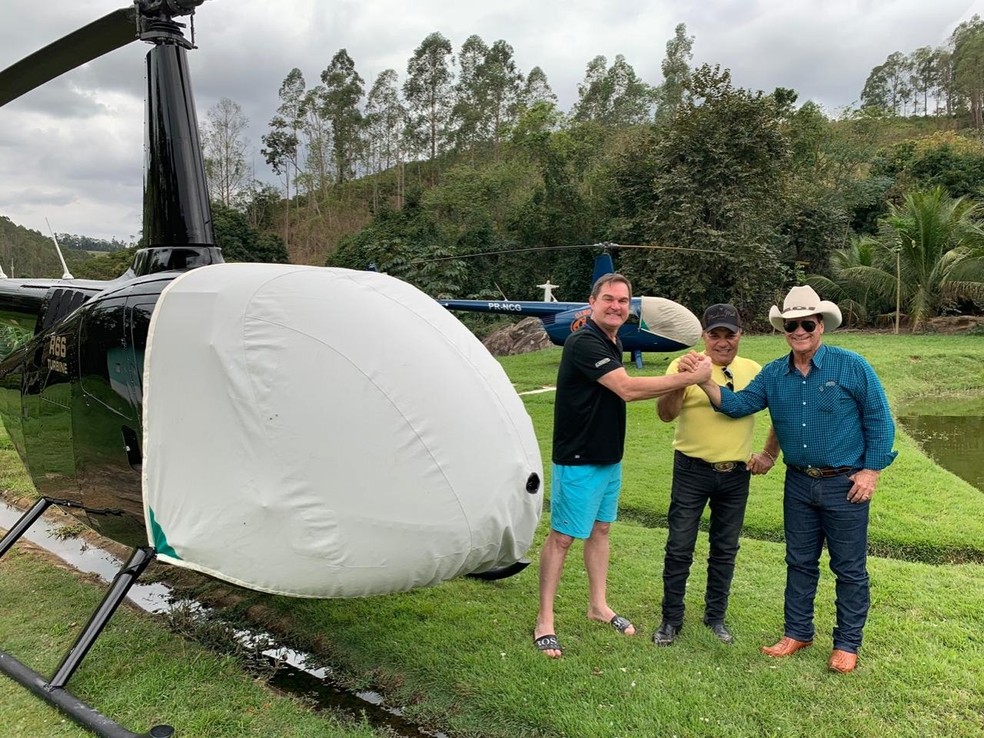 Helicóptero usado pela dupla Gino & Geno (ao fundo), em foto de 2019 publicada em rede social da dupla — (Foto: Reprodução/Redes sociais)