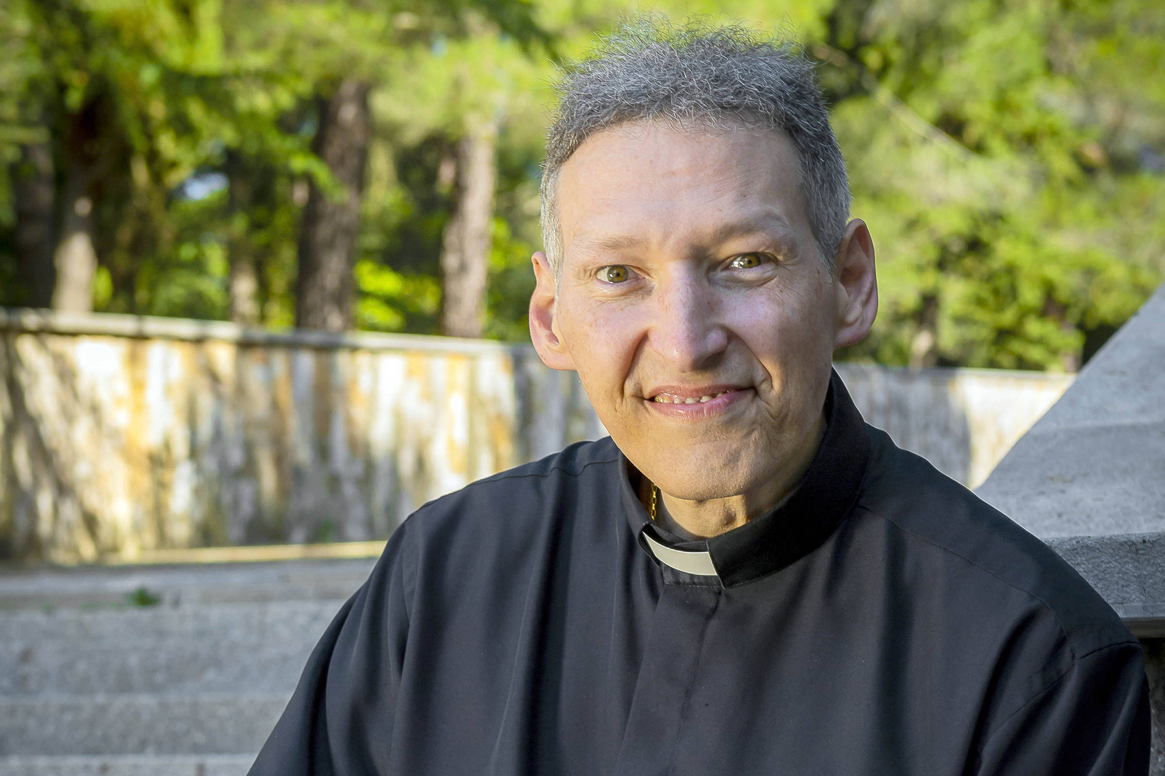 Padre Marcelo Rossi levou um tombo de cima do palco (Foto: Reprodução)