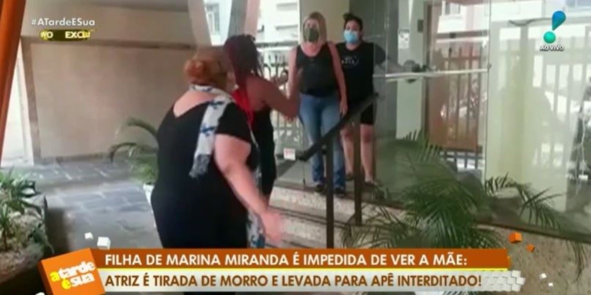 Sylvia Miranda conseguiu entrar no apartamento de Marina Miranda (Foto: Reprodução/RedeTV!)