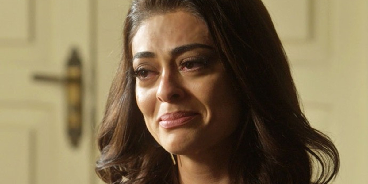 Carolina (Juliana Paes) descobre que o filho adotivo tem doença em Totalmente Demais (Foto: Reprodução/Globo)