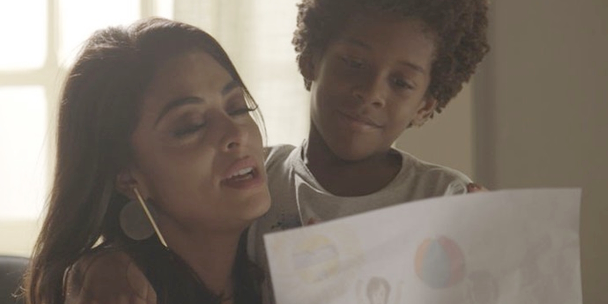 Carolina (Juliana Paes) e Gabriel (Ícaro Zulu) em cena de Totalmente Demais (Foto: Reprodução/Globo)