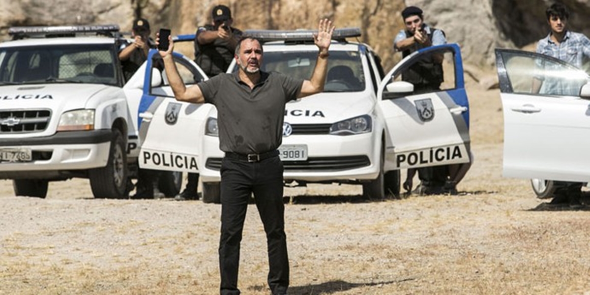 Germano (Humberto Martins) fica como refém no lugar de Eliza (Marina Ruy Barbosa) em Totalmente Demais (Foto: Raphael Dias/Globo)