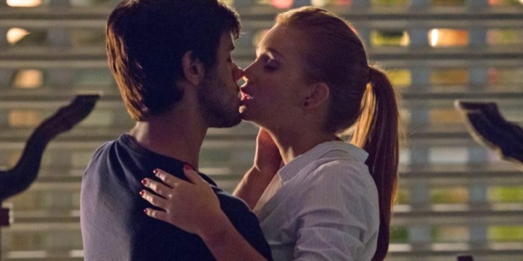 Jonatas (Felipe Simas) e Eliza (Marina Ruy Barbosa) se beijam em Totalmente Demais (Foto: Fabiano Battaglin/Globo)