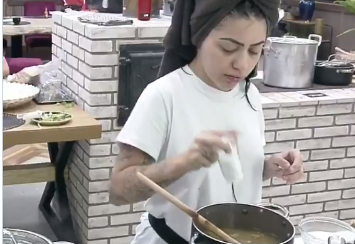 Mirella enchendo a comida de sal na Record (Foto: Reproduçào) A Fazenda