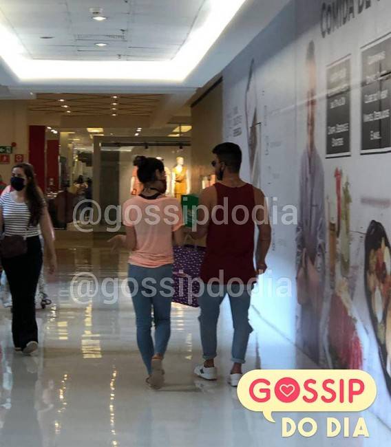 Mayra Cardi e Arthur Aguiar durante passeio no shopping (Foto: Reprodução)