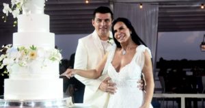 Gretchen e o noivo Esdras de Souza, na cerimônia de casamento.