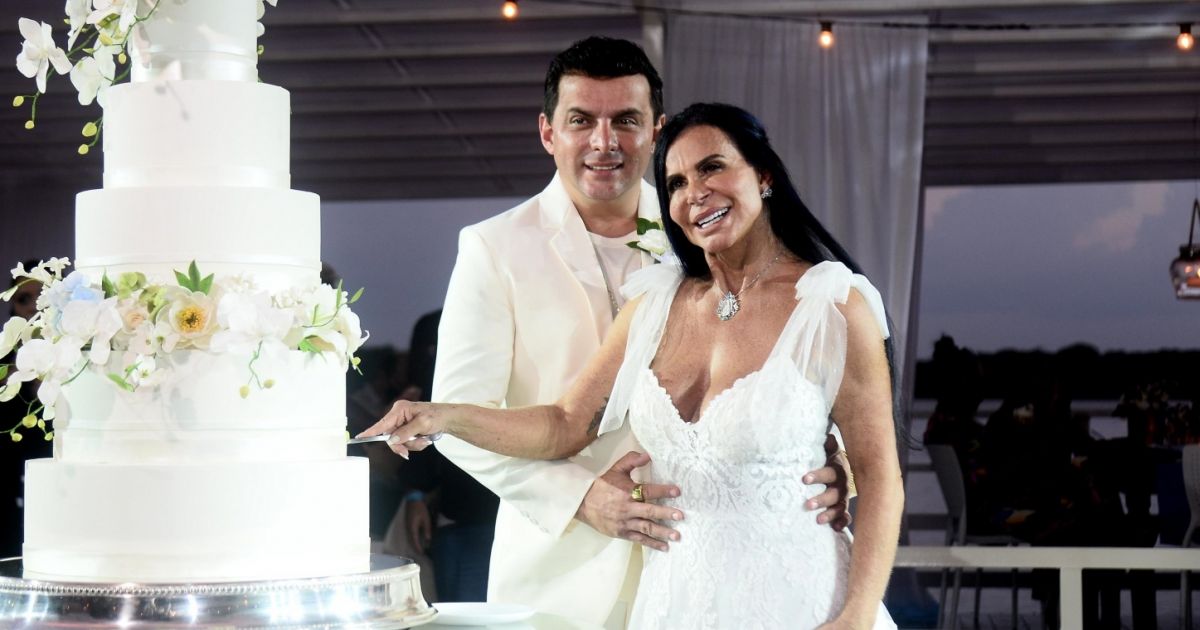 Gretchen e o marido Esdras de Souza, na cerimônia de casamento (Reprodução)