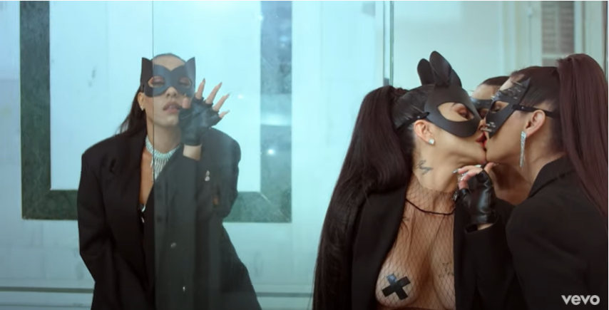 Cleo beija mulher em clipe (Foto: Reprodução)