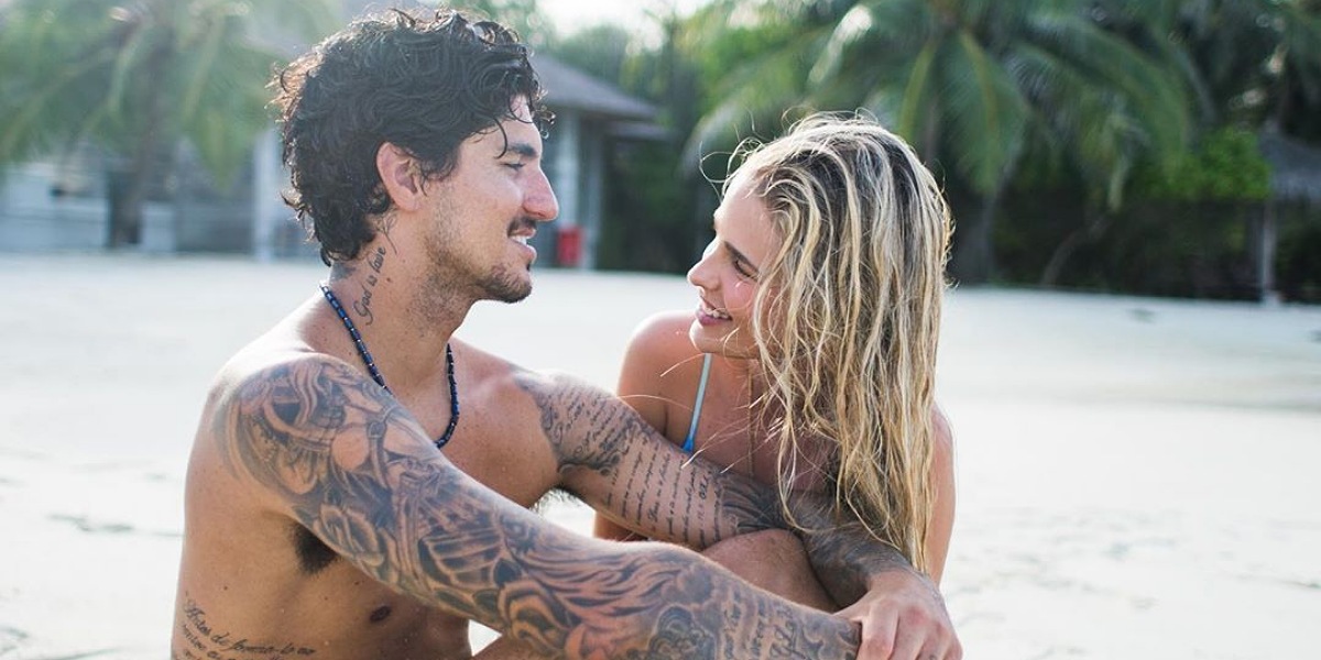 Gabriel Medina troca declarações com a namorada Yasmin Brunet em praia no litoral de São Paulo (Foto: Reprodução/Alex Postigo)