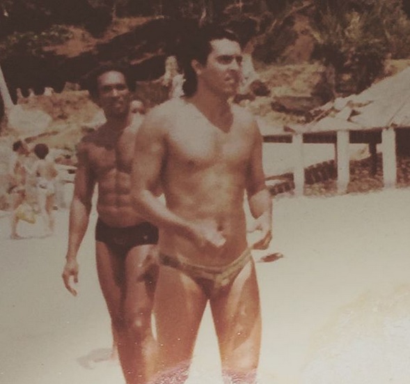 Sidney Magal e o seu "pacote" na praia (Foto: Reprodução)