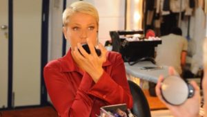 Xuxa em entrevista do passado, quando abriu seu camarim na Globo (Foto divulgação)