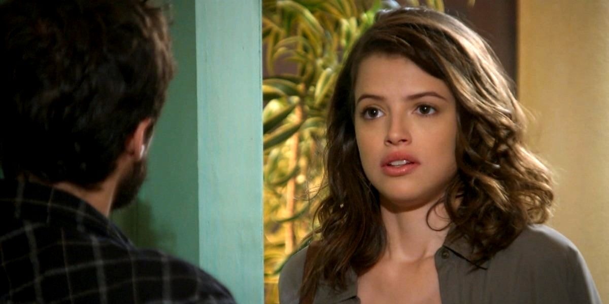 Camila em frente a Giovanni em cena da novela Haja Coração