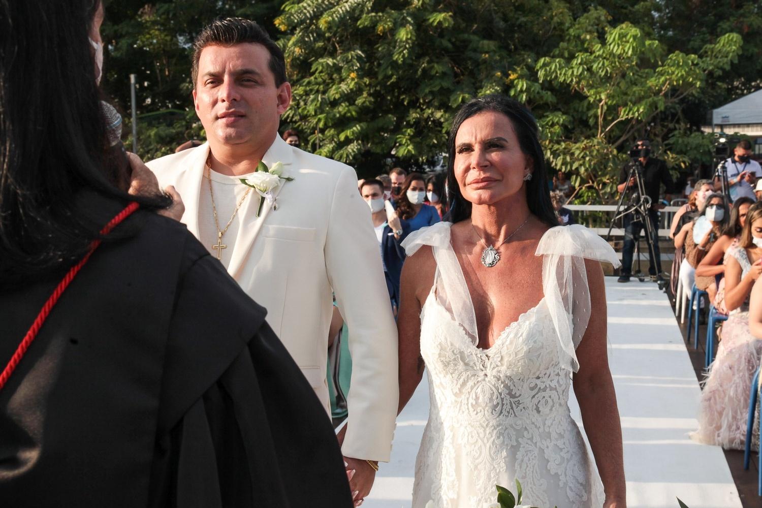 Gretchen e o noivo Esdras de Souza, na cerimônia de casamento - Foto divulgação