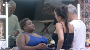 Jojo teve uma conversa séria com Victória após ela quase expor os seios durante a última festa em A Fazenda (Foto: Reprodução/ RecordTV)