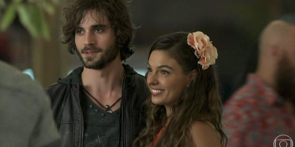 Foto da novela A Força do Querer de Ruy e Ritinha abraçados