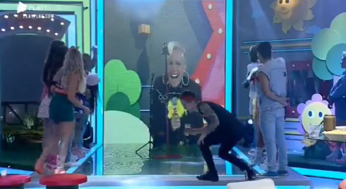 Xuxa Meneghel apareceu no reality show da Record TV (Foto: Reprodução)