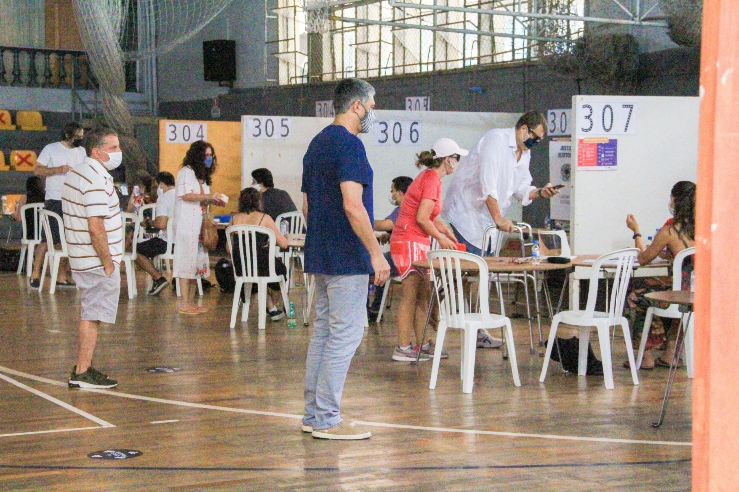 Âncora do "Jornal Nacional" posa para fotos em escola eleitoral no último domingo, 29 (AgNews: Jc Pereira)