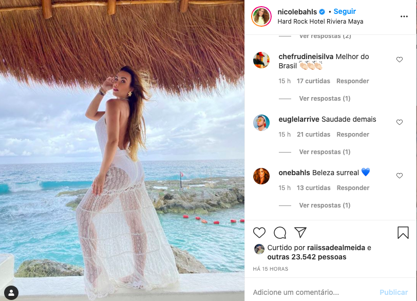 Nicole Bahls deixa bumbum a mostra