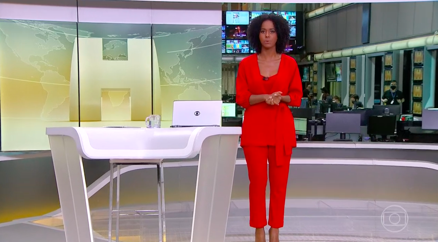 Maju Coutinho aposta em look vermelho para o programa desta terça-feira, 24 (Reprodução) 