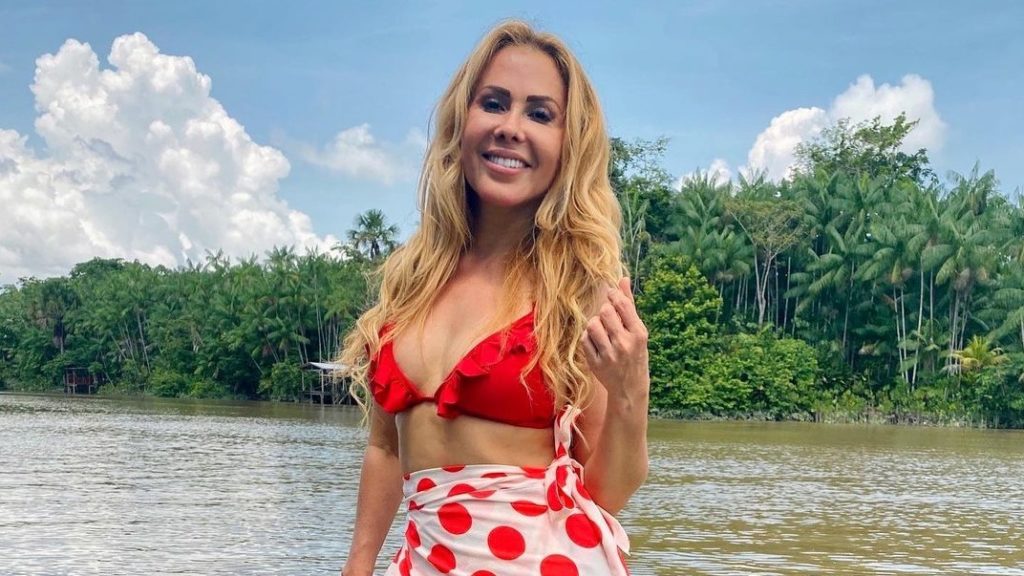 Joelma faz pose em passeio de barco (Foto: Reprodução)