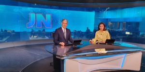 Renata Vasconcellos e William Bonner na bancada do Jornal Nacional (Foto: Divulgação / TV Globo)