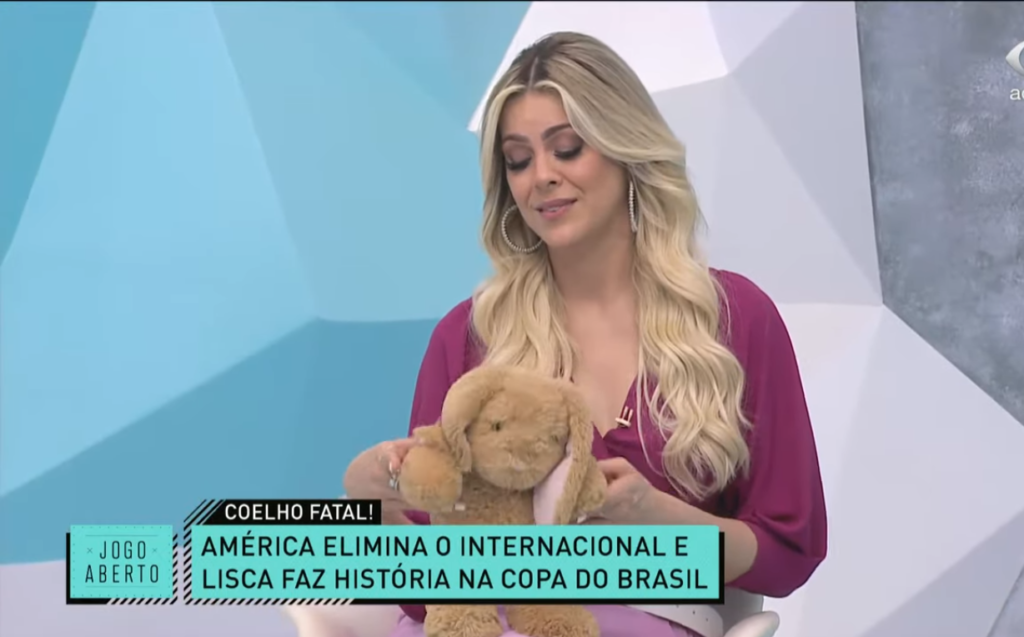 Renata Fan com coelho no Jogo Aberto (Foto: Reprodução) 