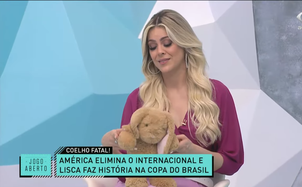 Renata Fan com coelho no Jogo Aberto (Foto: Reprodução)