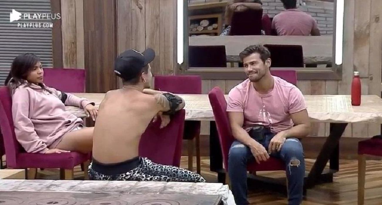 Biel e Mariano trocam olhares durante madrugada desta quinta-feira, 19, e revelam motivo inusitado em conversa na cozinha de "A Fazenda 12" (Reprodução)  