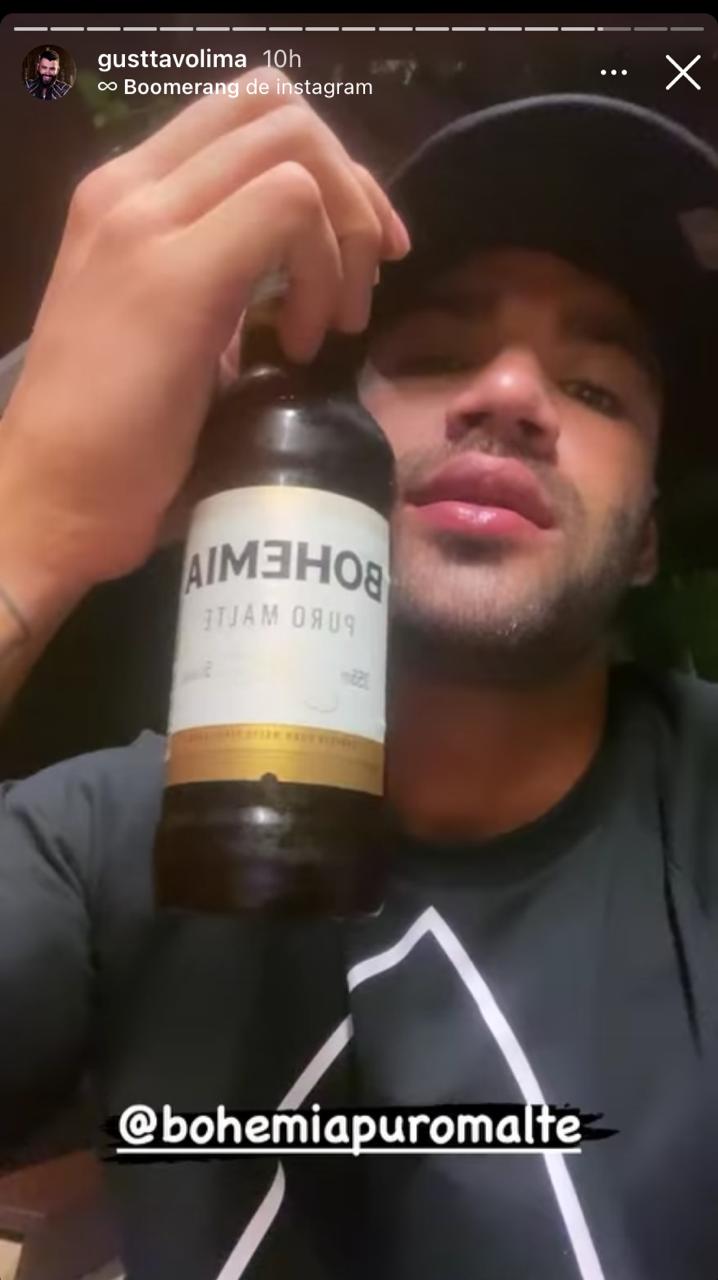 Gusttavo Lima aproveita noite para beber com os amigos (Reprodução)