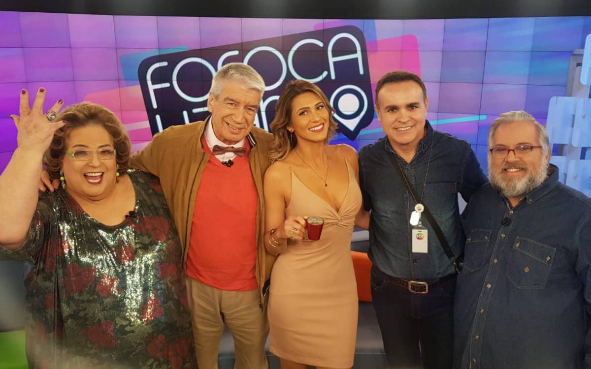 Ex-diretor do Fofocalizando ao lado dos antigos apresentadores do extinto programa do SBT