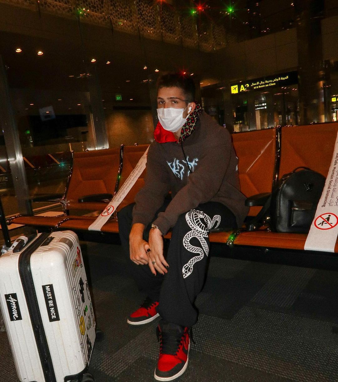 João Guilherme aguardando seu voo no aeroporto (Foto: Reprodução) 