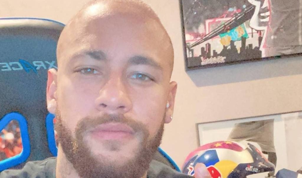 Neymar aproveitou para cair na farra com um grupo de amigos (Foto: Reprodução)