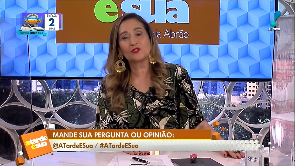 A apresentadora Sonia Abrão na RedeTV! (Foto: Divulgação)