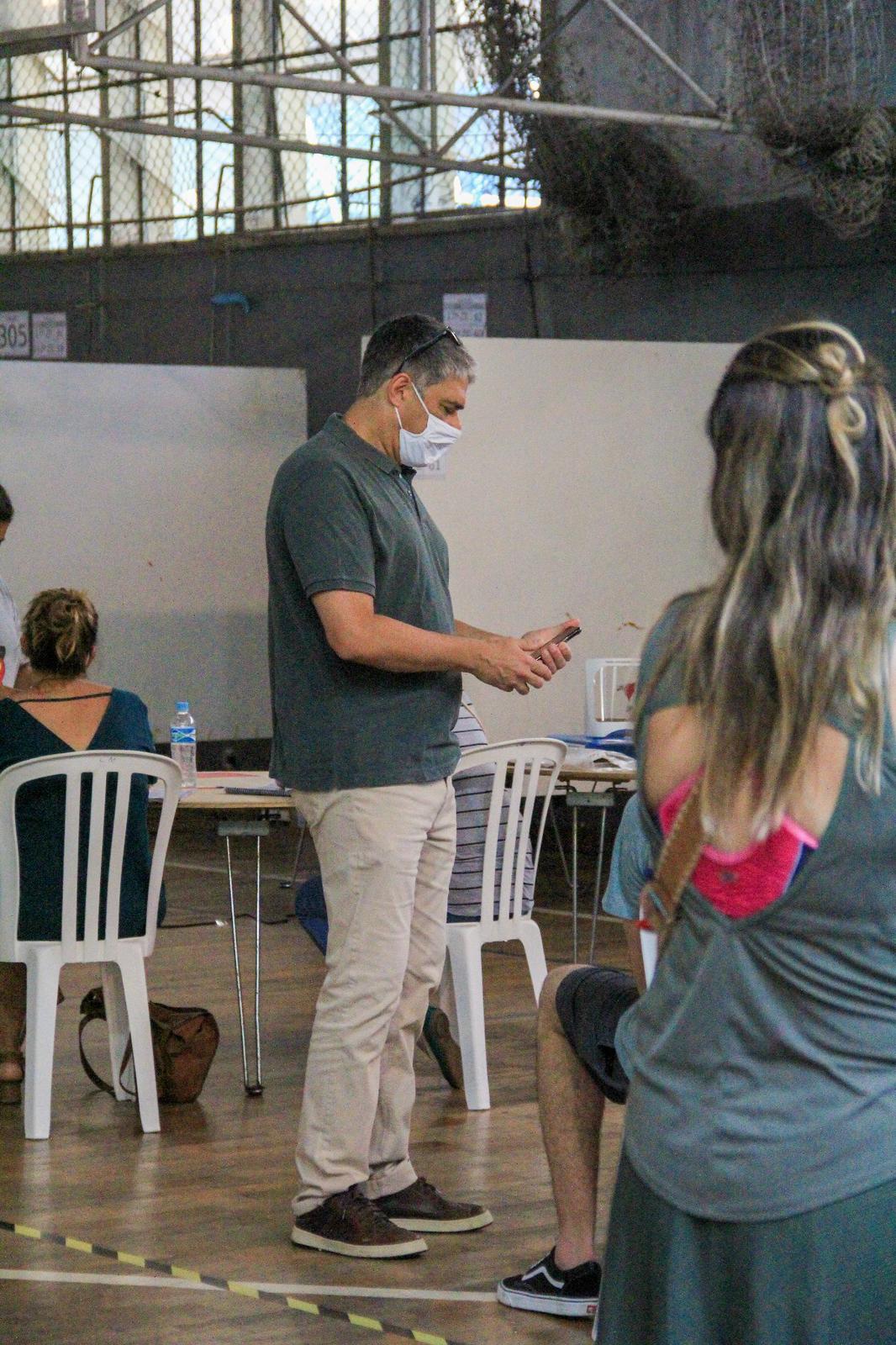 O jornalista durante o momento de votação nesse domingo, 15 de novembro (Foto: Reprodução)