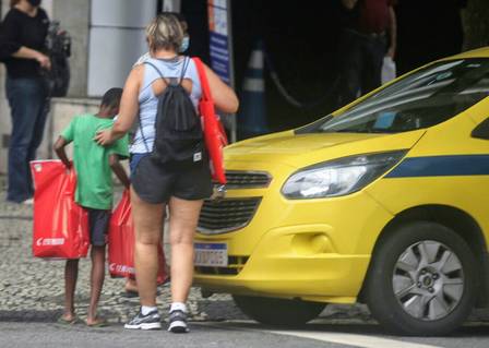 Giulia Gam em ato de solidariedade com os garotos (Foto: Extra)