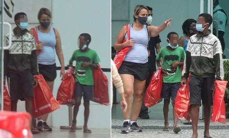 Giulia Gam levou os garotos para fazer compras em um shopping (Foto: Extra) 