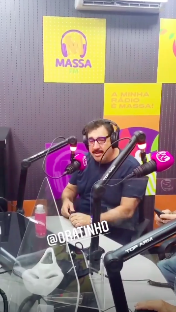 Ratinho grava programa de rádio nesta terça-feira, 1 (Reprodução) 