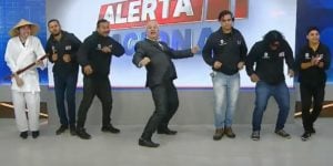 Sikêra Jr. fez até dancinha ao mostrar música feita contra Xuxa no Alerta Nacional (Foto: Reprodução / RedeTV!)