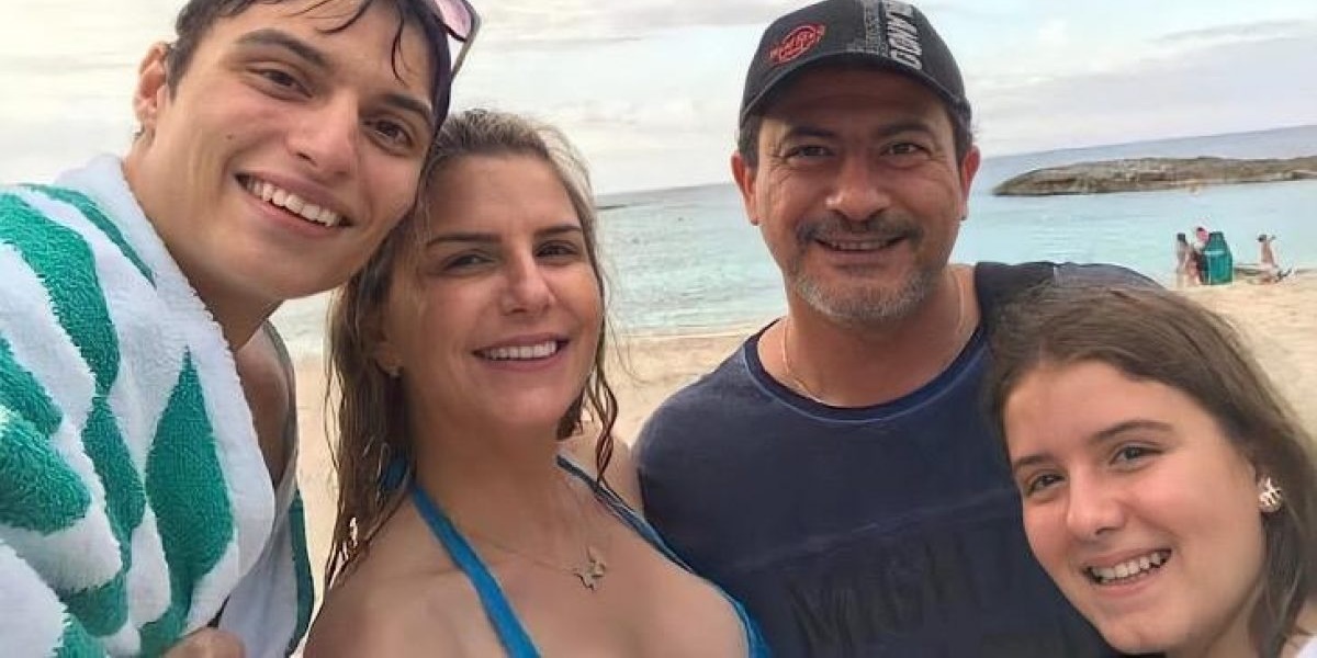 Tom Veiga ao lado de Alessandra e dos filhos (Foto: Reprodução)