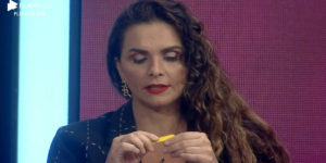 Luiza Ambiel chegou a lixar unhas ao vivo em A Fazenda 12 (Foto: Reprodução)