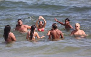 Mel Maia e amigos na praia (Dilson Silva - AgNews)